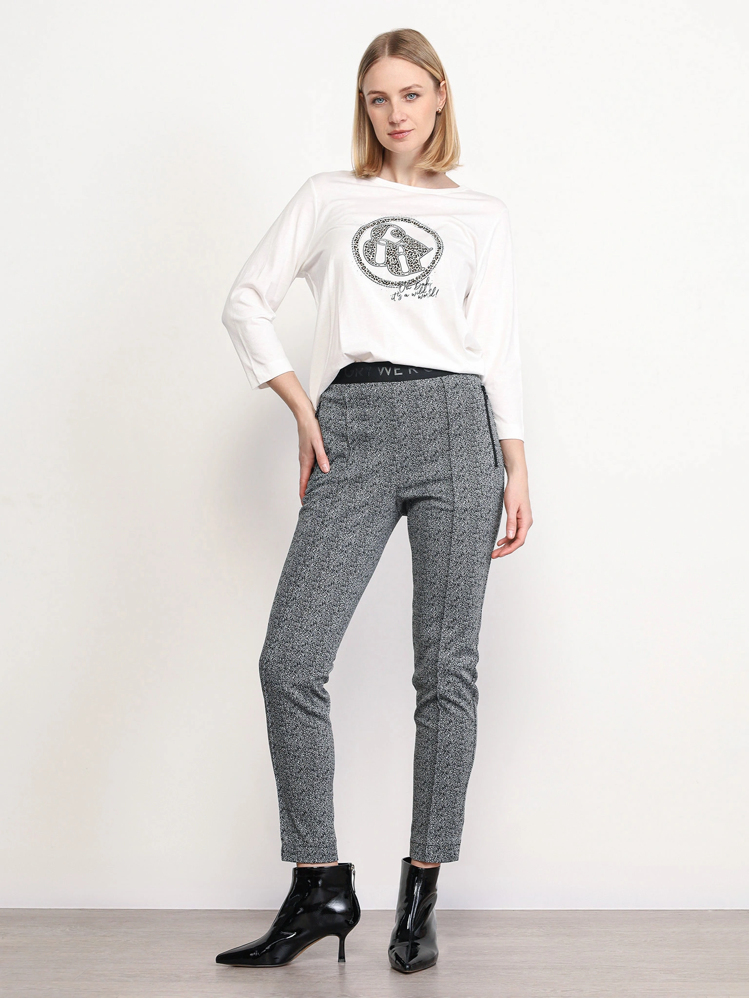 Футболка белого цвета со стразами из смесового хлопка